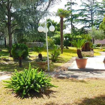 Garden לינה וארוחת בוקר 4*